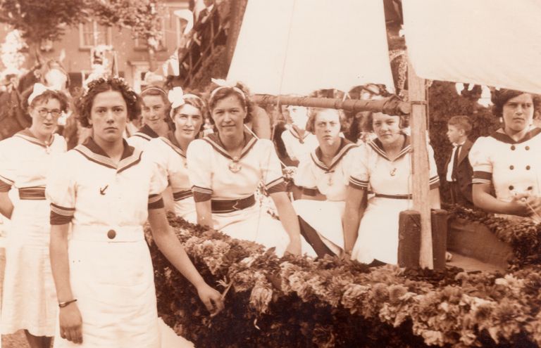 Corsowagen Buurtschap Poteind uit 1938, Mien is de tweede van links