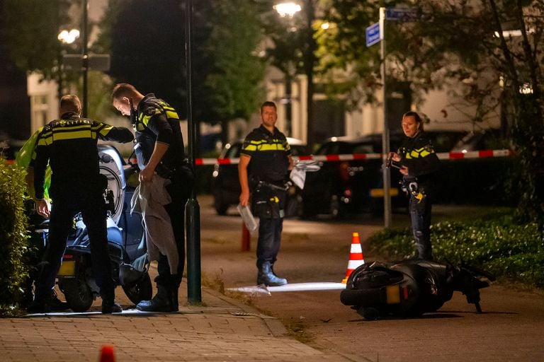 Een van de twee scooters werd in beslag genomen na de schietpartij in Berlicum (foto: Gabor Heeres/SQ Vision).