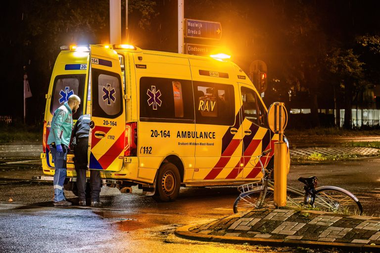 De fietsster is in een ambulance naar een ziekenhuis gebracht (foto: Jack Brekelmans/SQ Vision).