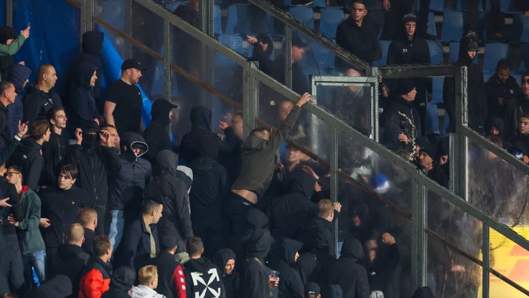 Supporters gooiden vrijdagavond vuurwerk op het veld en naar elkaar (foto: OrangePictures).