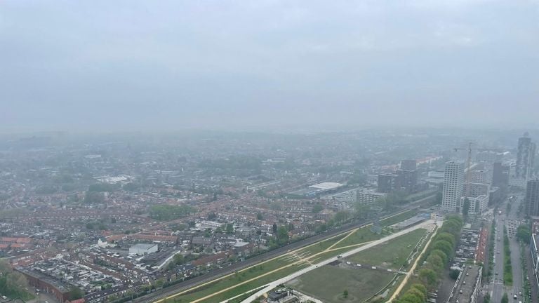 De mist gezien vanaf de Westpointtoren in Tilburg (foto: Maarten Kortlever).