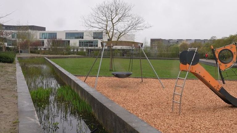 De waterbakken langs de school, waar het kind in terecht kwam (foto: Omroep Brabant). 