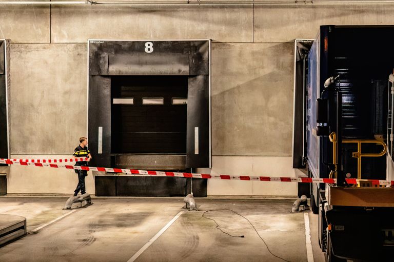 Een deel van het bedrijf in Tilburg werd na het ongeluk afgezet (foto: Jack Brekelmans/SQ Vision).