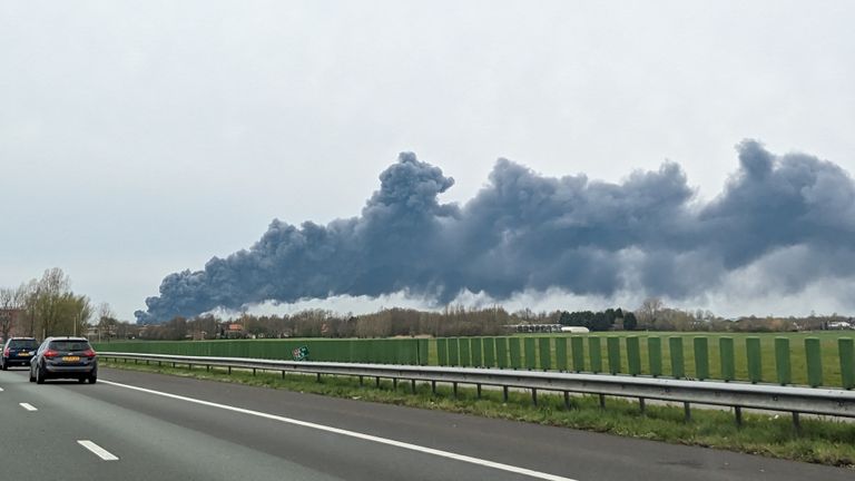 De rook boven Etten-Leur, gezien vanaf de snelweg (foto: Roel de Brouwer).