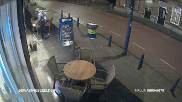 De overvaller stapt gewapend de snackbar binnen (foto: Bureau Brabant).