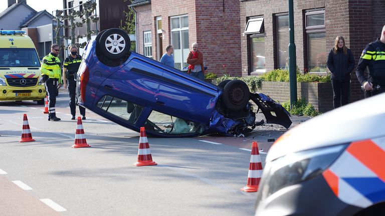 De auto van de vrouw sloeg na het rammen van twee geparkeerde auto's over de kop (foto: Jeroen Stuve/SQ Vision).
