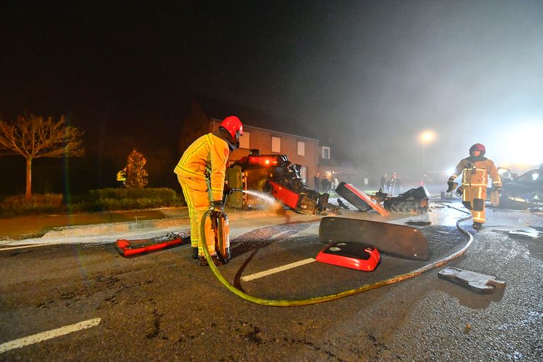 Brandweerlieden hadden de handen vol (foto: Rico Vogels/SQ Vision).