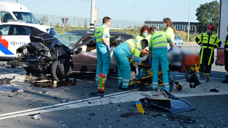 De ravage op de weg was groot na de botsing (foto: Perry Roovers/SQ Vision).