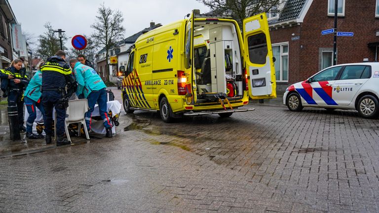 Hulpverleners staan rond de gewonde fietser (foto: Dave Hendriks / SQ Vision) 