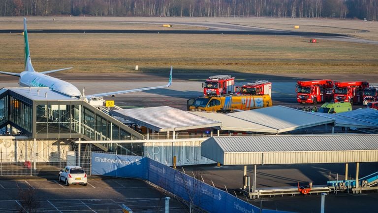 Verschillende hulpdiensten werden opgeroepen vanwege de rook in het vliegtuig (foto: SQ Vision).