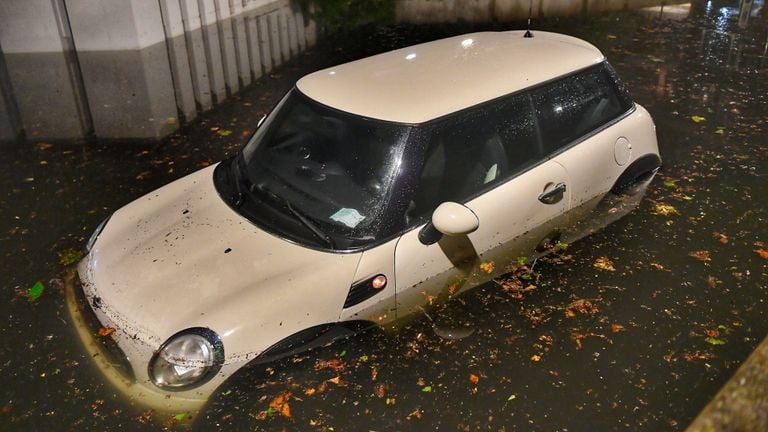 Deze auto ging bijna kopje onder in Valkenswaard (foto: Rico Vogels/SQ Vision).