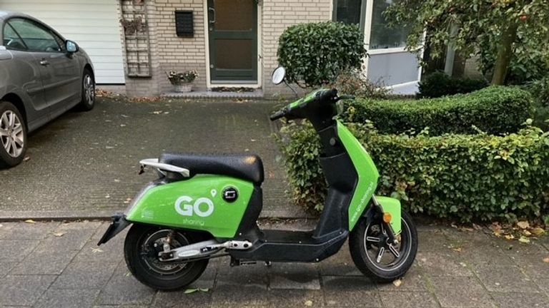 De scooter voor de oprit (foto: Carin Willems).
