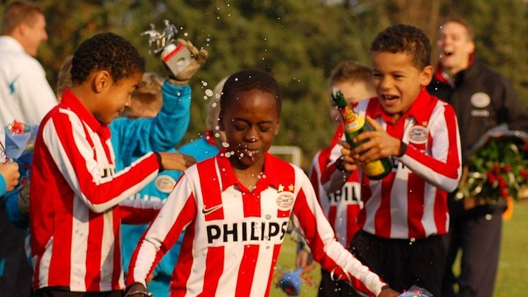 Cody Gakpo (links) met oud-PSV'er Jordan Teze en huidig PSV-speler Armando Obispo (foto: NOS/PSV).