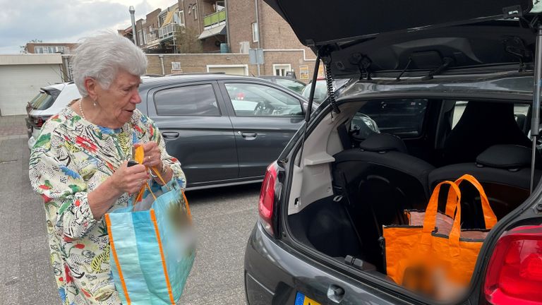 Lina (90) sjouwt zelf de zware boodschappentassen naar haar autootje (foto: Megan Hanegraaf).