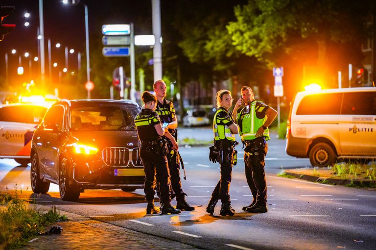 Agenten posten bij de auto die betrokken was bij de botsing (foto: SQ Vision).