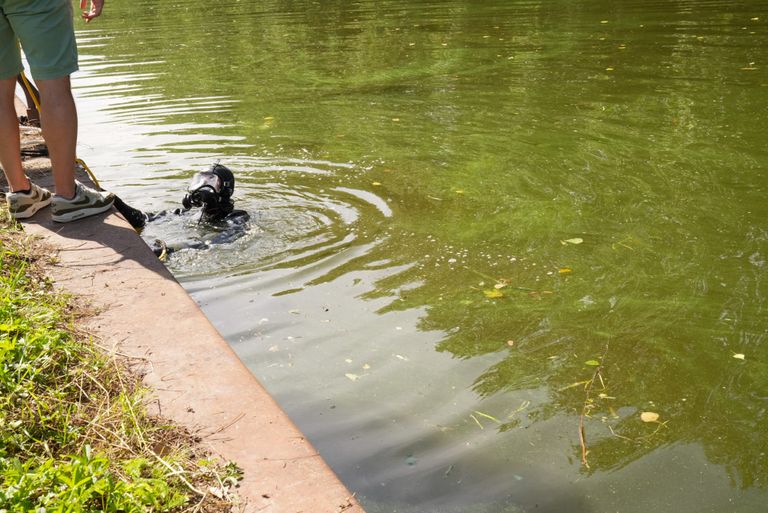 Waarnaar de politie precies op zoek is in het kanaal bij Beek en Donk is vooralsnog niet bekendgemaakt (foto: Harrie Grijseels/SQ Vision).