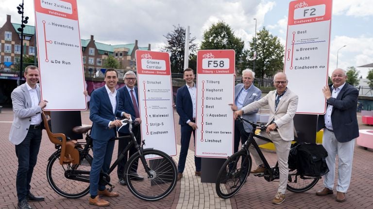 Blije fietsbestuurders, met tweede van links Stijn Smeulders. uit Brabant (foto: Marc Bolsius).