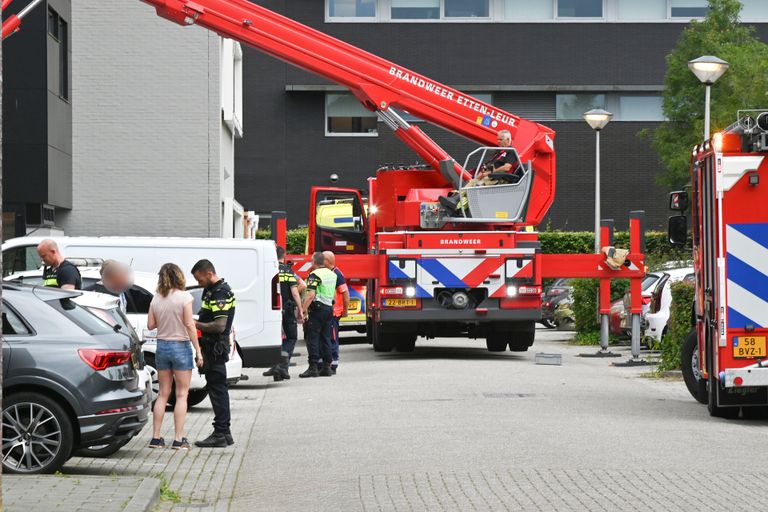 Brandweer en politie aan de slag (foto: Perry Roovers/SQ Vision).