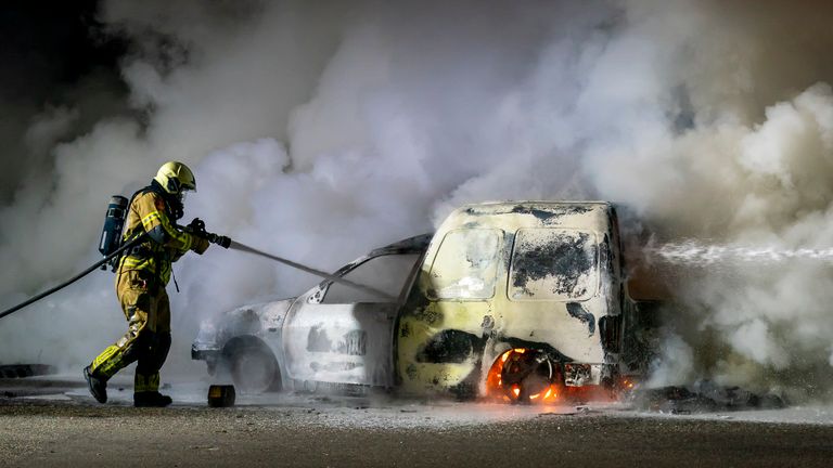 Van de bestelbus in Wijk en Aalburg bleef weinig over (foto: SQ Vision).