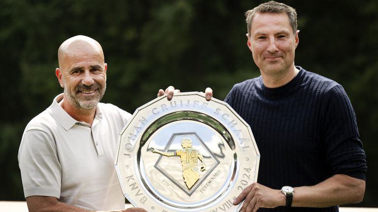 Peter Bosz samen met Feyenoord-trainer Brian Priske (foto: ANP).