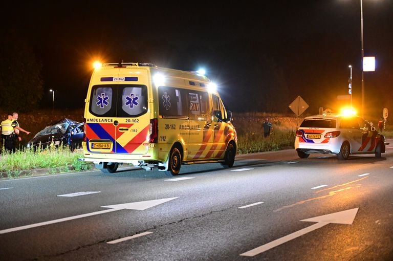 Een van de betrokkenen is na de botsing in Breda in een ambulance naar een ziekenhuis gebracht (foto: Perry Roovers/SQ Vision).