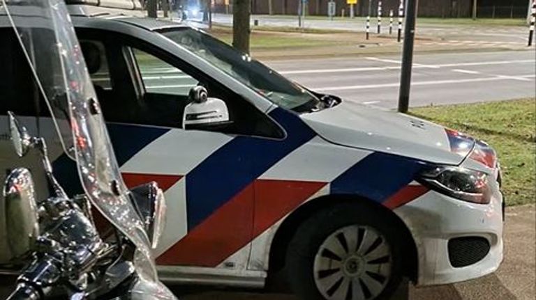 De scooterrijder viel de agenten op omdat die verschillende rode verkeerslichten negeerde (foto: Instagram politie Helmond).