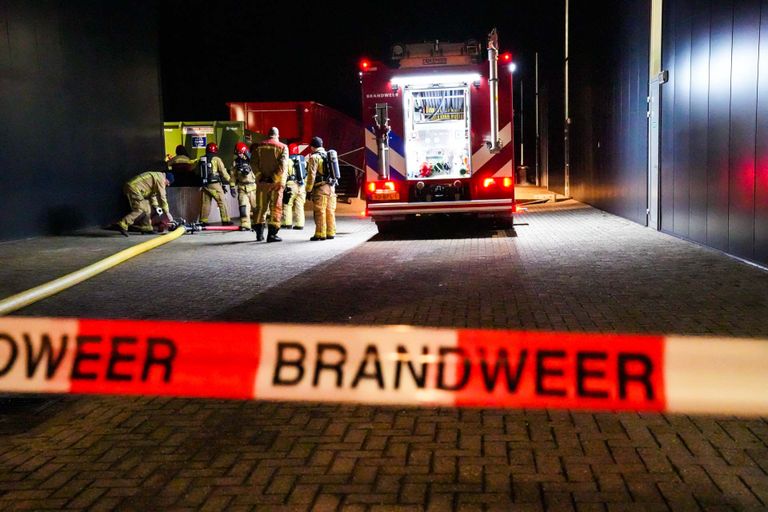 De brand in het accupakket in Helmond laaide vrijdagnacht weer op (foto: Harrie Grijseels/SQ Vision).