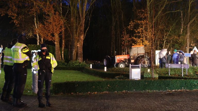 De politie houdt een oogje in het zeil (foto: Bart Meesters/SQ Vision).