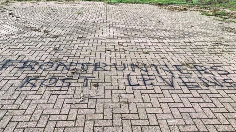 Bezorgde dorpelingen uitten hun ongenoegen op straat (Foto: Facebook).