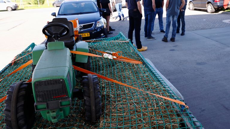 Tractoren mogen niet vandaag bij het protest, dus nemen boeren speelgoedtrekkers mee. (Foto: ANP / VINCENT JANNINK)