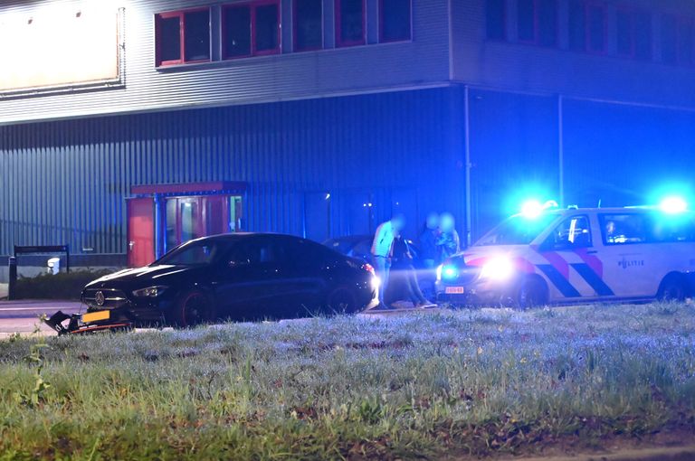 De auto's stonden na de botsing op de Konijnenberg in Breda zo'n vijfhonderd meter uit elkaar (foto: Perry Roovers/SQ Vision).