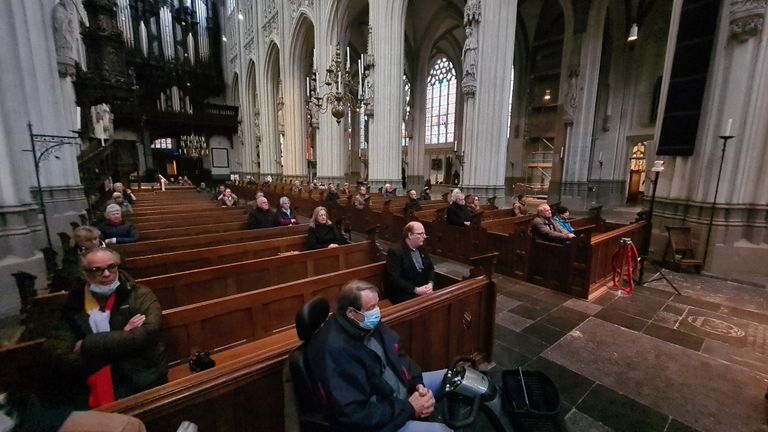 Zo'n veertig gelovigen woensdagochtend in de kerkbankjes in de sint jan op Aswoensdag (foto: Noël van Hooft)