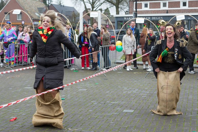 Ze gaan van hier nor Daor in Huibuukeland (Foto: carnavalsvereniging de Huibuuke)