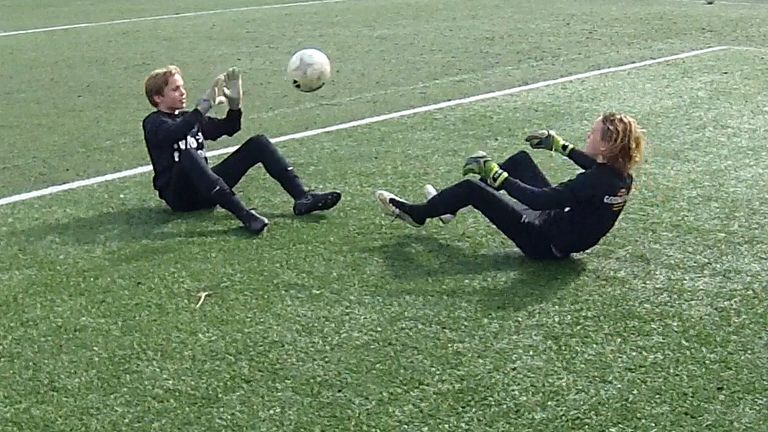 Een jonge Bart Verbruggen (links) in actie met Tein Troost