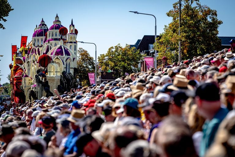 Bezoekers kijken naar Buurtschap Stuivezand (foto: Eye4images B.V. / Marcel van Dorst).