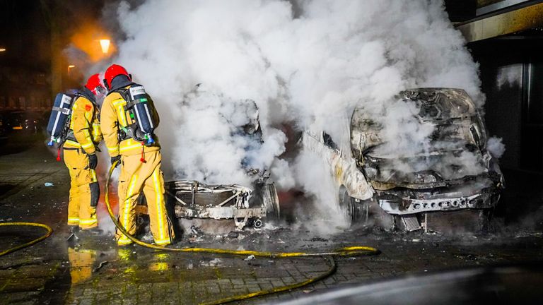 Van de auto's in de Johannes Buijslaan in Eindhoven bleef slechts een geraamte over (foto: Sem van Rijssel/SQ Vision).