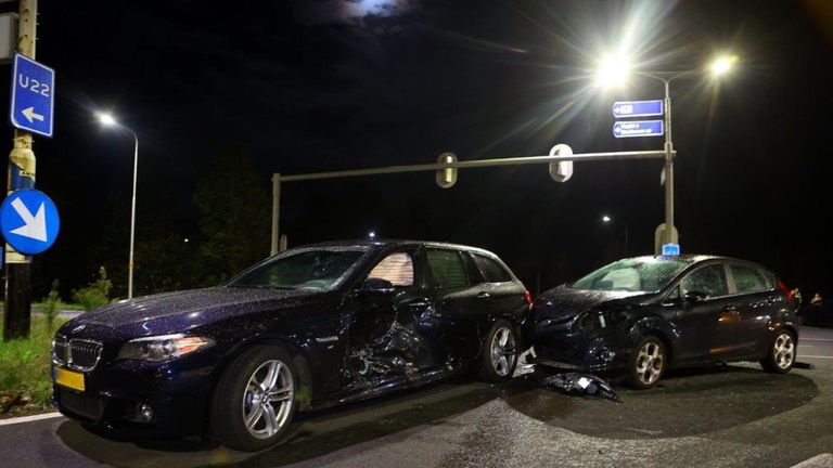 De auto's met zware schade in Vught (foto: Bart Meesters/Meesters Multi Media/SQ Vision Mediaprodukties).