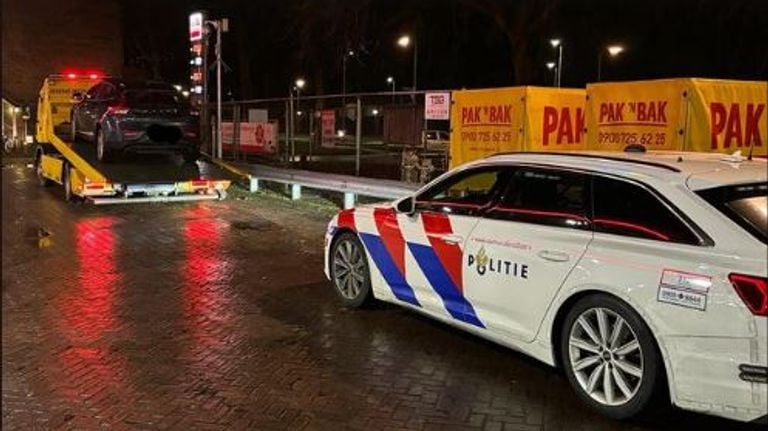 De auto van de hardrijder is onder toezicht gesteld (foto: Instagram Verkeerspolitie Zuidwest-Brabant).