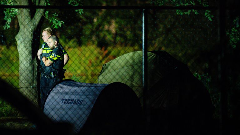 Agenten bij de tentjes van de vissers (foto: Jack Brekelmans/SQ Vision).