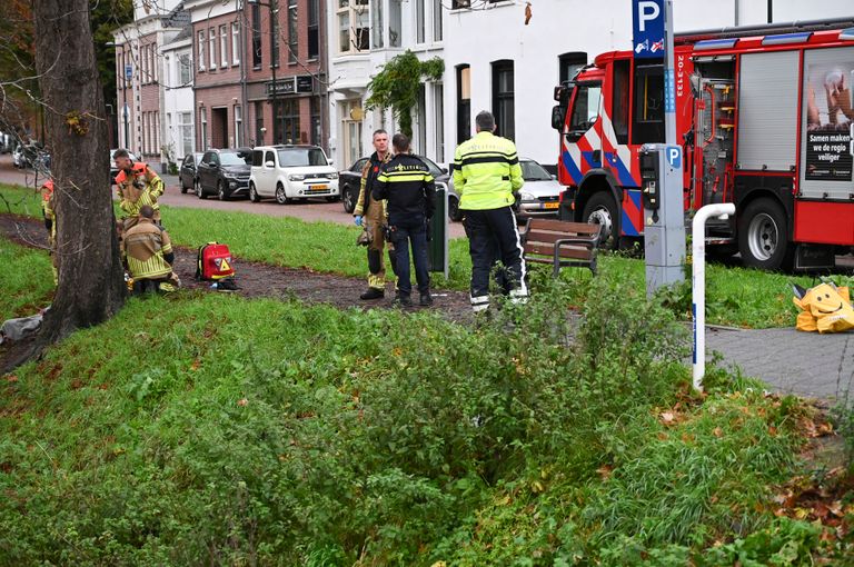 De brandweer haalde de man uit het water aan de Nijverheidssingel in Breda (foto: Perry Roovers/SQ Vision).