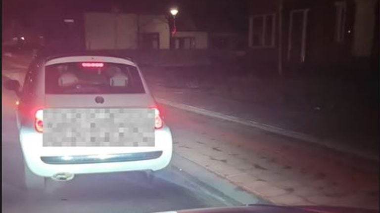 De automobiliste in Etten-Leur reed volgens de politie als een dweil en bleek geen rijbewijs te hebben (foto: foto: Instagram wijkagenten Etten-Leur).