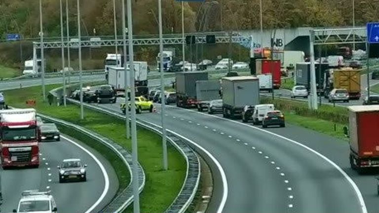 Problemen op de A2 na een ongeluk bij knooppunt De Hogt (foto: Twitter Rijkswaterstaat).