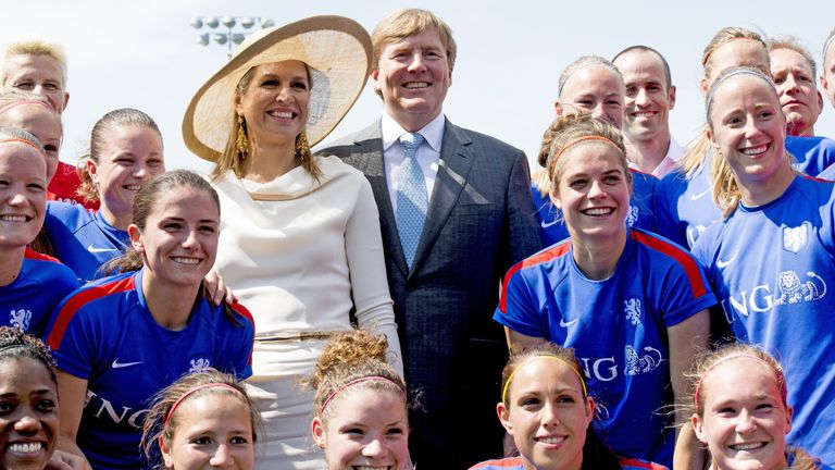 Danielle van de Donk hurkt links naast de koningin (foto: ANP).