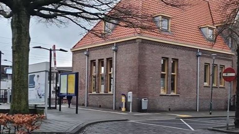Iemand zou een fiets voor de rijdende trein hebben gegooid bij station Gilze-Rijen (foto: Instagram politie Langstraat).