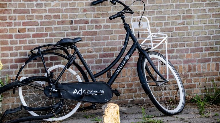 De fiets raakte bij de aanrijding beschadigd (foto: Jack Brekelmans/SQ Vision).