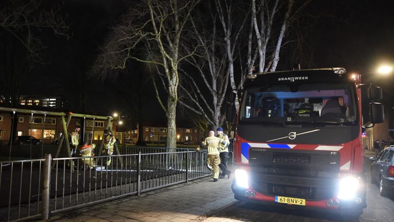 Omdat het meisje klem zat in de schommel, werd de brandweer opgeroepen (foto: Toby de Kort/SQ Vision).