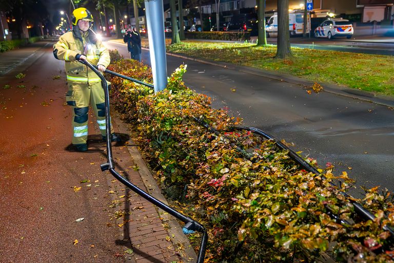 De automobiliste nam bij de crash een hele railing mee (foto: Gabor Heeres/SQ Vision).