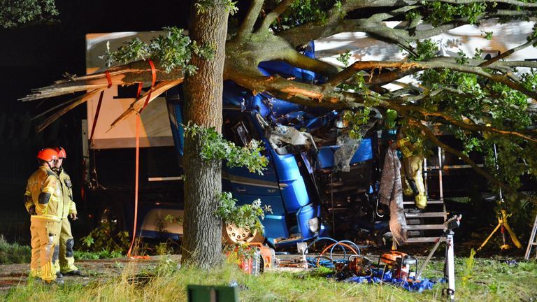 De chauffeur moest uit zijn cabine worden bevrijd (foto: Perry Roovers / SQ Vision).