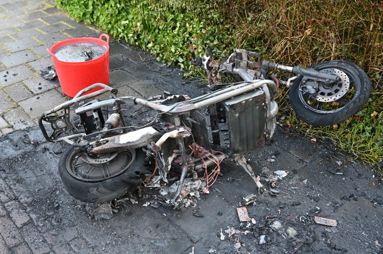 Van de deelscooter in Breda bleef weinig over (foto: Perry Roovers/SQ Vision).