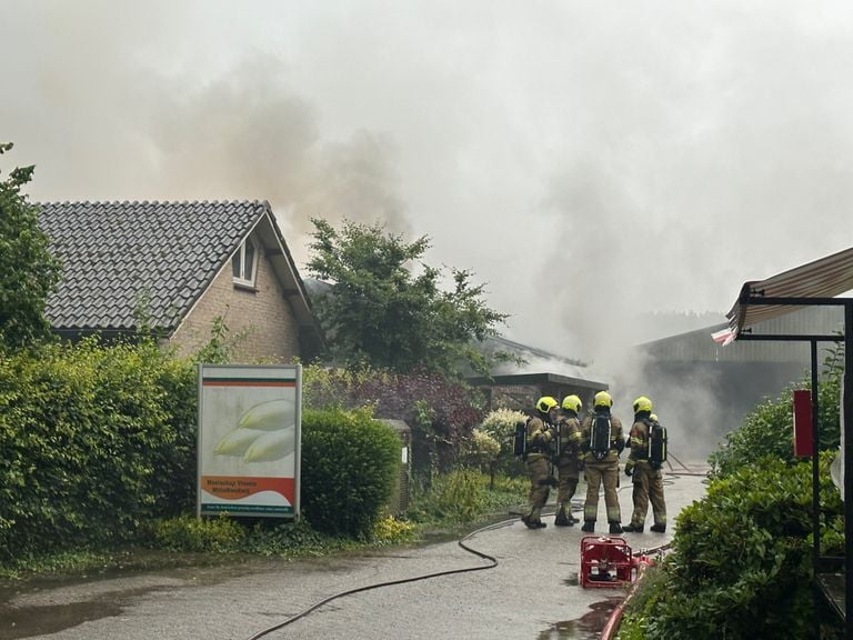 De brand woedde in een schuur (foto: Bart Meesters/Meesters Multi Media/SQ Vision).